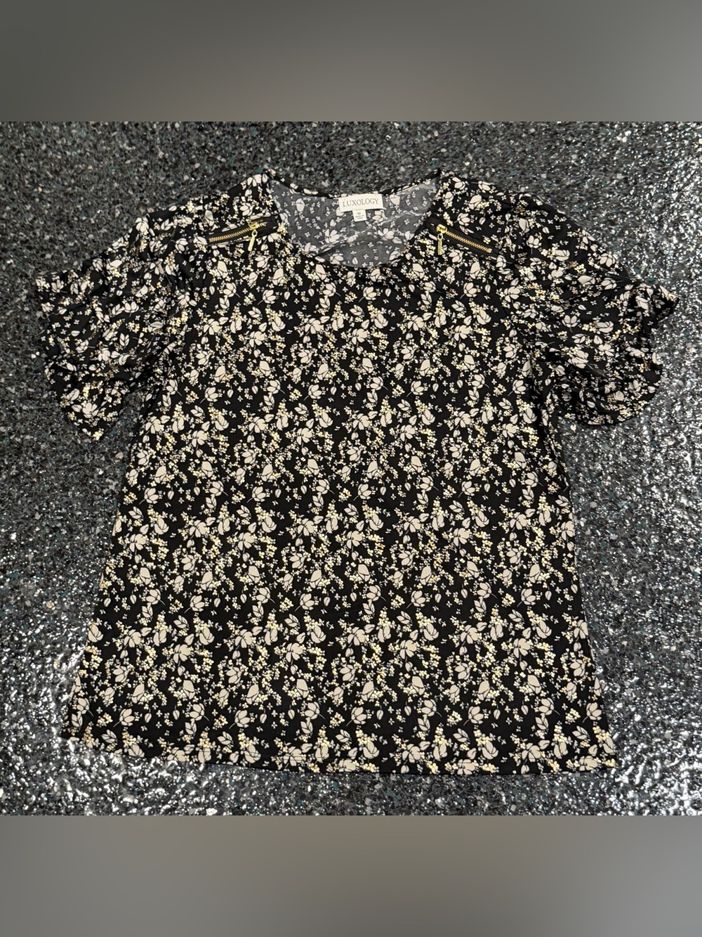 Luxology Women’s M Black & White Floral Scoop Neck Short Sleeve Zipper Blouse
